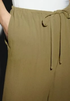 PantaloniLight Green Donna Pantaloni CFI21A02O-M11 12 PantaloniLight Green Donna Pantaloni CFI21A02O-M11 -Offerte Clockhouse Negozio 07da24f5e102450ba8c4b71f436e628b