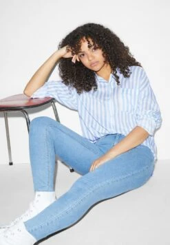 CamiciaWhite Light Blue Donna Camicie E Bluse CFI21E03C-A11 -Offerte Clockhouse Negozio 294cfe2e8de44061a65b0562cbac51af