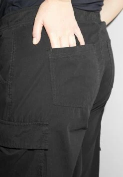 Pantaloni CargoBlack Donna Pantaloni CFI21A02L-Q11 12 Pantaloni CargoBlack Donna Pantaloni CFI21A02L-Q11 -Offerte Clockhouse Negozio 2c5d5c47a501483395c0a6f9661d0fc6