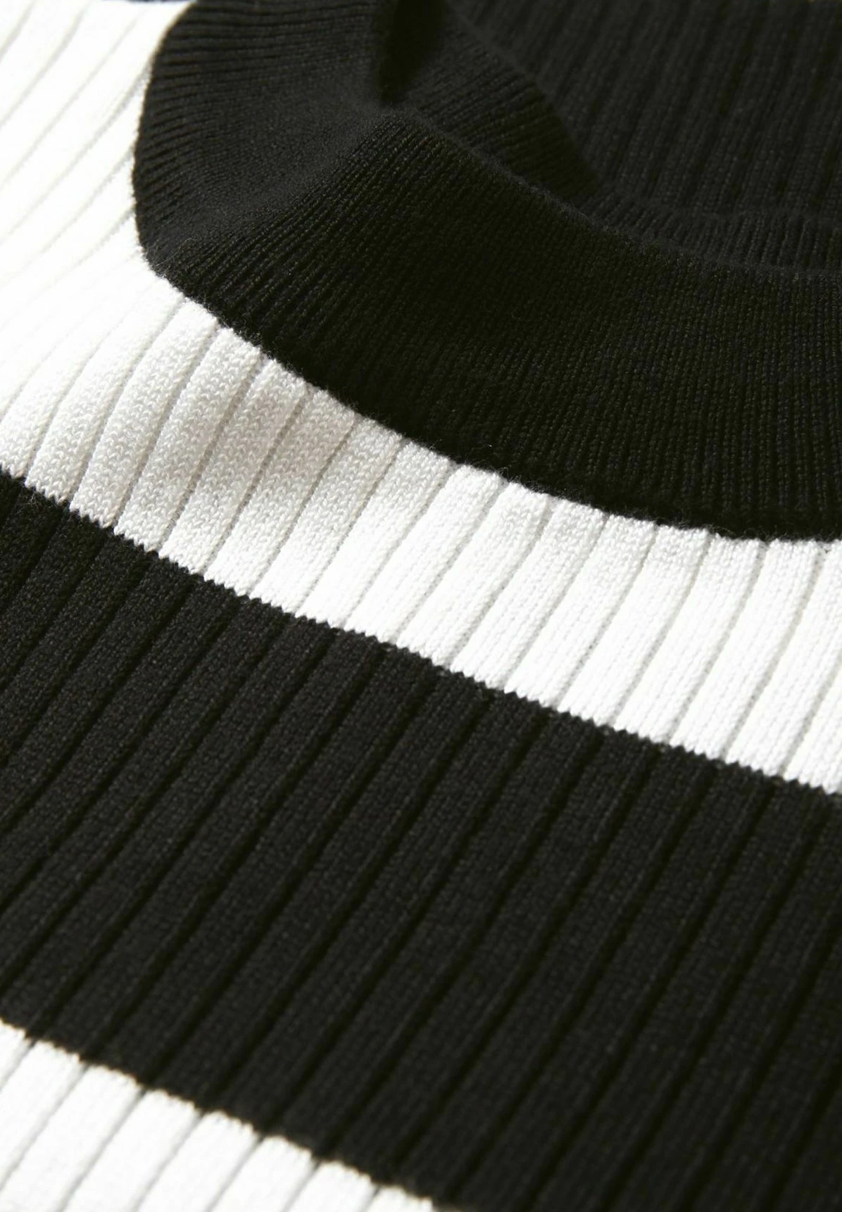 MaglioneBlack White Donna Maglieria CFI21I01R-Q11 5 MaglioneBlack White Donna Maglieria CFI21I01R-Q11 - immagine 3