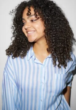 CamiciaWhite Light Blue Donna Camicie E Bluse CFI21E03C-A11 -Offerte Clockhouse Negozio 986da68f8b4340109ad476055bc62583