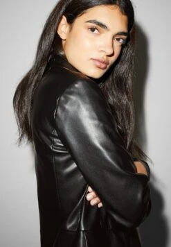 Cappotto CortoBlack Donna Cappotti CFI21U00Y-Q11 11 Cappotto CortoBlack Donna Cappotti CFI21U00Y-Q11 -Offerte Clockhouse Negozio c59c0994b313412a889436b311ebb1e8