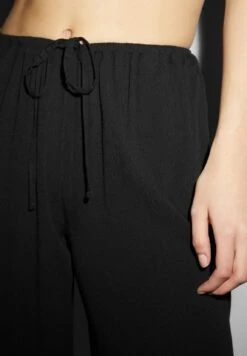 PantaloniBlack Donna Pantaloni CFI21A02O-Q11 14 PantaloniBlack Donna Pantaloni CFI21A02O-Q11 -Offerte Clockhouse Negozio c851be7e6e3442ce8c7405c901a8de59