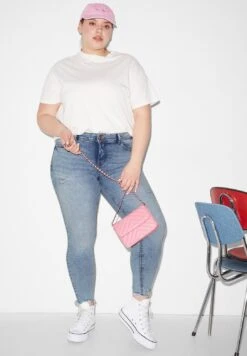 Jeans Slim FitDenim Light Blue Donna Jeans CFI21N02P-K11 -Offerte Clockhouse Negozio cb8715b48e324a2890fdd883aec88dfb