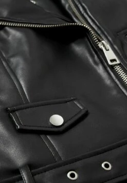 Giacca In SimilpelleBlack Donna Giacche E Blazer CFI21U011-Q11 11 Giacca In SimilpelleBlack Donna Giacche E Blazer CFI21U011-Q11 -Offerte Clockhouse Negozio db0565f04f5844ca8576c5cebb4b2769