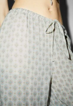 PantaloniCremewhite Donna Pantaloni CFI21A02V-A11 12 PantaloniCremewhite Donna Pantaloni CFI21A02V-A11 -Offerte Clockhouse Negozio dc1cbb0939134192910d538b4756e8c3